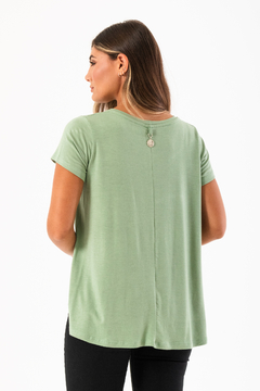 REMERA MODAL IRREGULAR MEDALLA ESPALDA (R04951) - comprar online