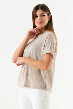 REMERA GASPEADA LINEN CON TAJOS LOOSE FIT (R05246) - tienda online