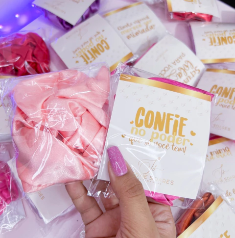 SCRUNCHIE COM CARD - COM SUA MARCA (10 unid.)