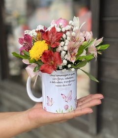 Caneca da mulher com flores na internet