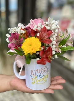 Caneca da mulher com flores