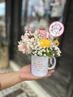 Caneca da mulher com flores na internet