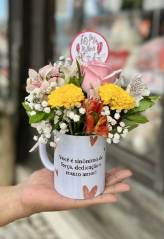 Caneca da mulher com flores - Florart Floricultura 