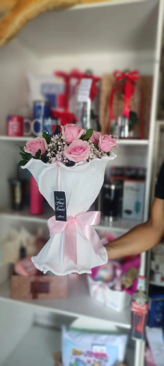 Ramalhete com 08 rosas - comprar online