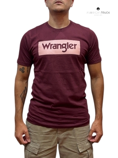 Remera Wrangler SS Background Syrah - comprar online