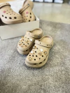 CROCS AMENDOA COM PINGENTES - comprar online