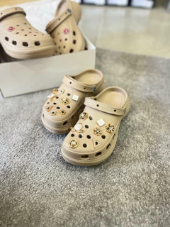 CROCS AMENDOA COM PINGENTES - comprar online