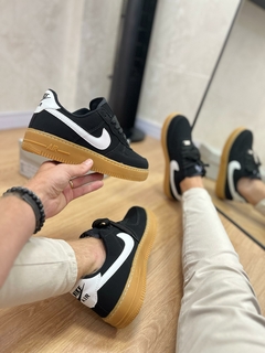 AIRFORCE NOBUCK PRETO BRANCO SOLADO CARAMELO - comprar online