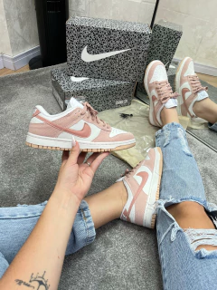 DUNK LOW BRILHO JEANS ROSA na internet