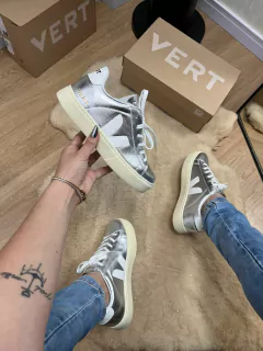 TENIS V CADARÇO PRATA - comprar online