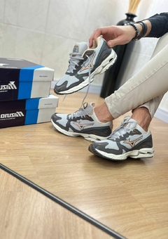 MIZUNO WAVE RIDER 10 GRAFITE BEGE - comprar online