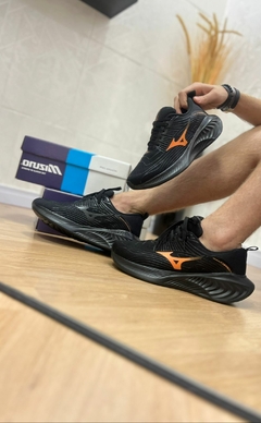 MIZUNO CONECT PRETO PRETO LARANJA - loja online