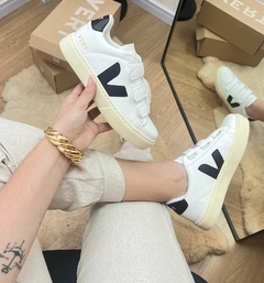 Imagem do TENIS V VELCRO BRANCO PRETO