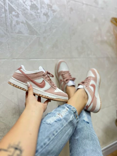 Imagem do DUNK LOW BRILHO JEANS ROSA