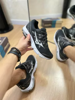 MIZUNO NIRVANA PRETO BRANCO CINZA