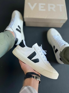 TENIS V BRANCO PRETO VULCANIZADO