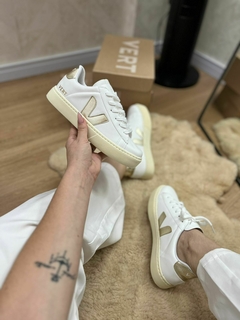 TENIS V CADARÇO BRANCO DOURADO