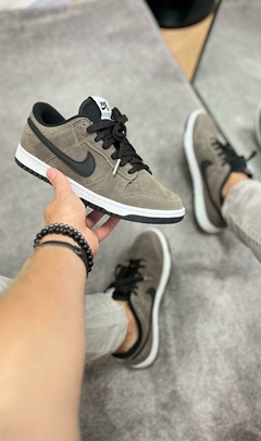 DUNK LOW PRO GRAFITE PRETO CAMURÇA na internet