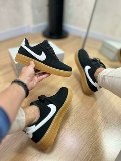 AIRFORCE NOBUCK PRETO BRANCO SOLADO CARAMELO - TenisVel