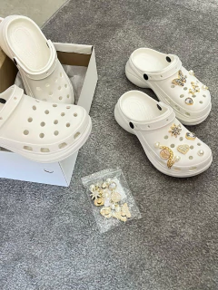 CROCS BRANCO COM PINGENTES - loja online