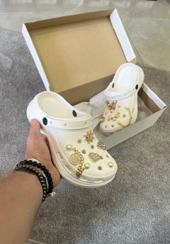CROCS BRANCO COM PINGENTES - TenisVel
