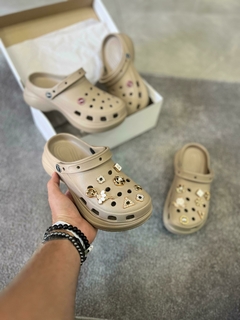 CROCS AMENDOA COM PINGENTES - TenisVel