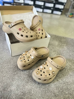 CROCS AMENDOA COM PINGENTES na internet