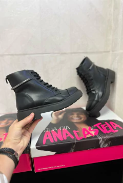 BOTA SUA CIA CADARÇO TIRA STRASS 8307.15565 - TenisVel