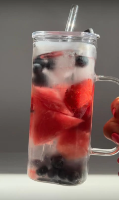 Vaso/Jarro de Vidrio con tapa acrilica, sorbete de vidrio y asa. 250 ml - comprar online