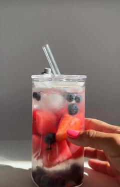 Vaso/Jarro de Vidrio con tapa acrilica, sorbete de vidrio y asa. 250 ml en internet