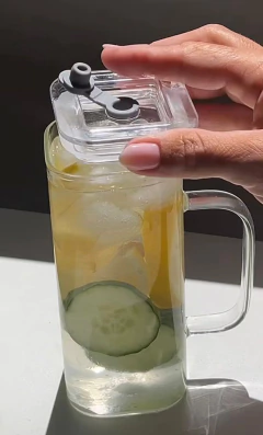 Imagen de Vaso/Jarro de Vidrio con tapa acrilica, sorbete de vidrio y asa. 250 ml