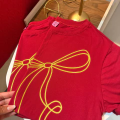 T-Shirt Laço Dourado (Vermelho) - comprar online