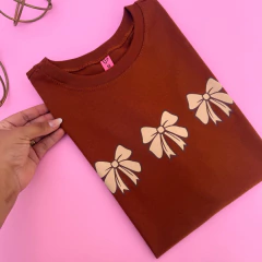 T-Shirt Laços (Caramelo) - comprar online