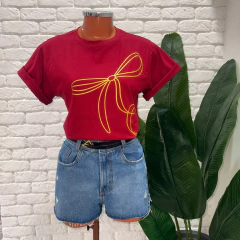 T-Shirt Laço Dourado (Vermelho) na internet