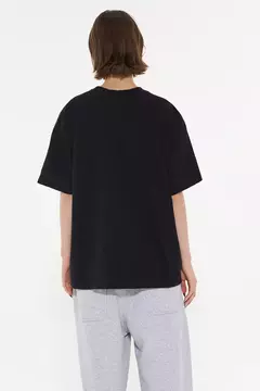 REMERA LOGO (AY NOT DEAD) - She Tendencias