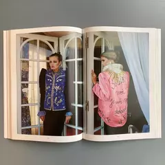LIBRO "YVES SAINT LAURENT: Icons of fashion, design & photography" en internet