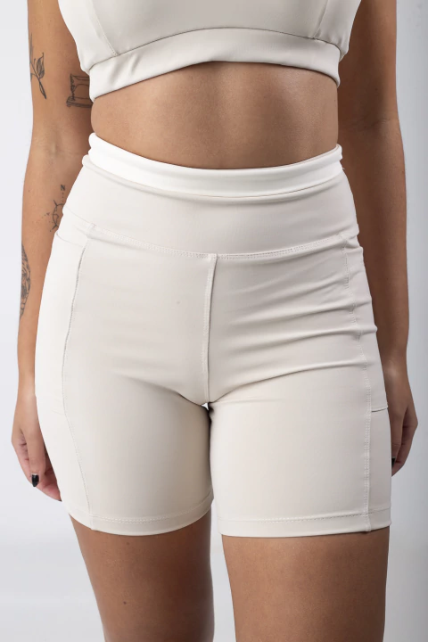 Short com bolso lateral - Baunilha - comprar online