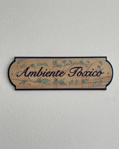 Placa Ambiente Tóxico Folklore + Bruno Kim - comprar online