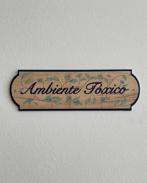 Placa Ambiente Tóxico Folklore + Bruno Kim - comprar online