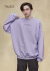 Modelo hombre buzo oversize lila de En Palabras