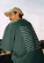 Vesti con estilo Oversize con la remera verde de En Palabras