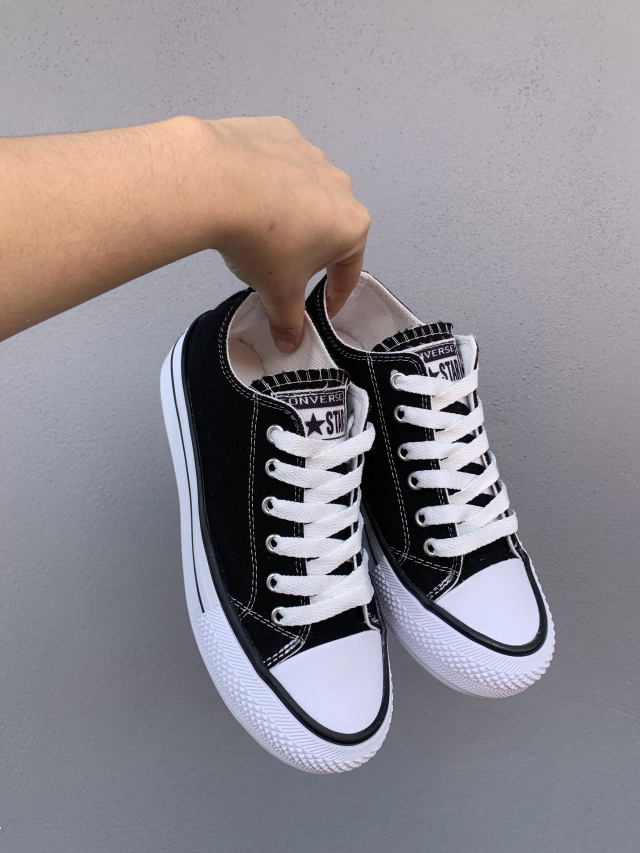 Converse Negra con Plataforma Discontinua