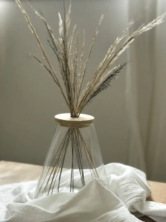 florero cónico de vidrio y madera - Puertas Adentro