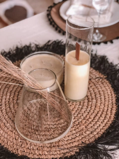 Imagen de florero cónico de vidrio y madera