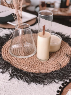 florero cónico de vidrio y madera