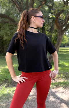 REMERA CON MANGAS NEGRO