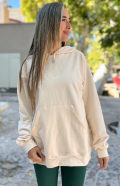 MAXI BUZO CON CAPUCHA MANTECA