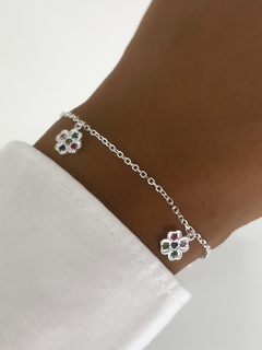 Pulsera con dijes colgantes trebol