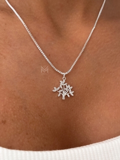 Collar árbol con piedras en internet