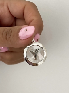 Dije medalla con nácar e inicial